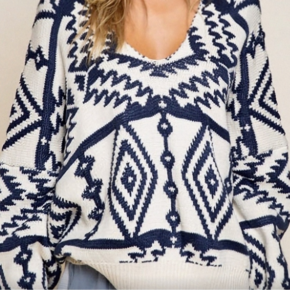 NWTCotton blend chunky long sleeve v-neck Aztec pattern.Oversized fit Great look
